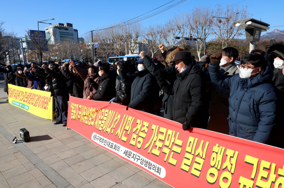 ▲세운4구역 주민대표회의 등 세운지구 일대 주민들이 8일 서울 종로구 세운상가 앞 다시세운광장에서 종묘 정전 상월대에서의 세운4구역 경관 시뮬레이션 검증 애드벌룬 촬영에 대한 국가유산청 불허가에 항의하는 집회를 갖고 있다. 신태현 기자 holjjak@