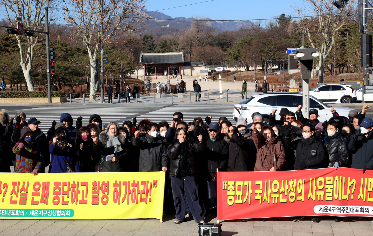 ▲세운4구역 주민대표회의 등 세운지구 일대 주민들이 8일 서울 종로구 세운상가 앞 다시세운광장에서 종묘 정전 상월대에서의 세운4구역 경관 시뮬레이션 검증 애드벌룬 촬영에 대한 국가유산청 불허가에 항의하는 집회를 갖고 있다. 신태현 기자 holjjak@