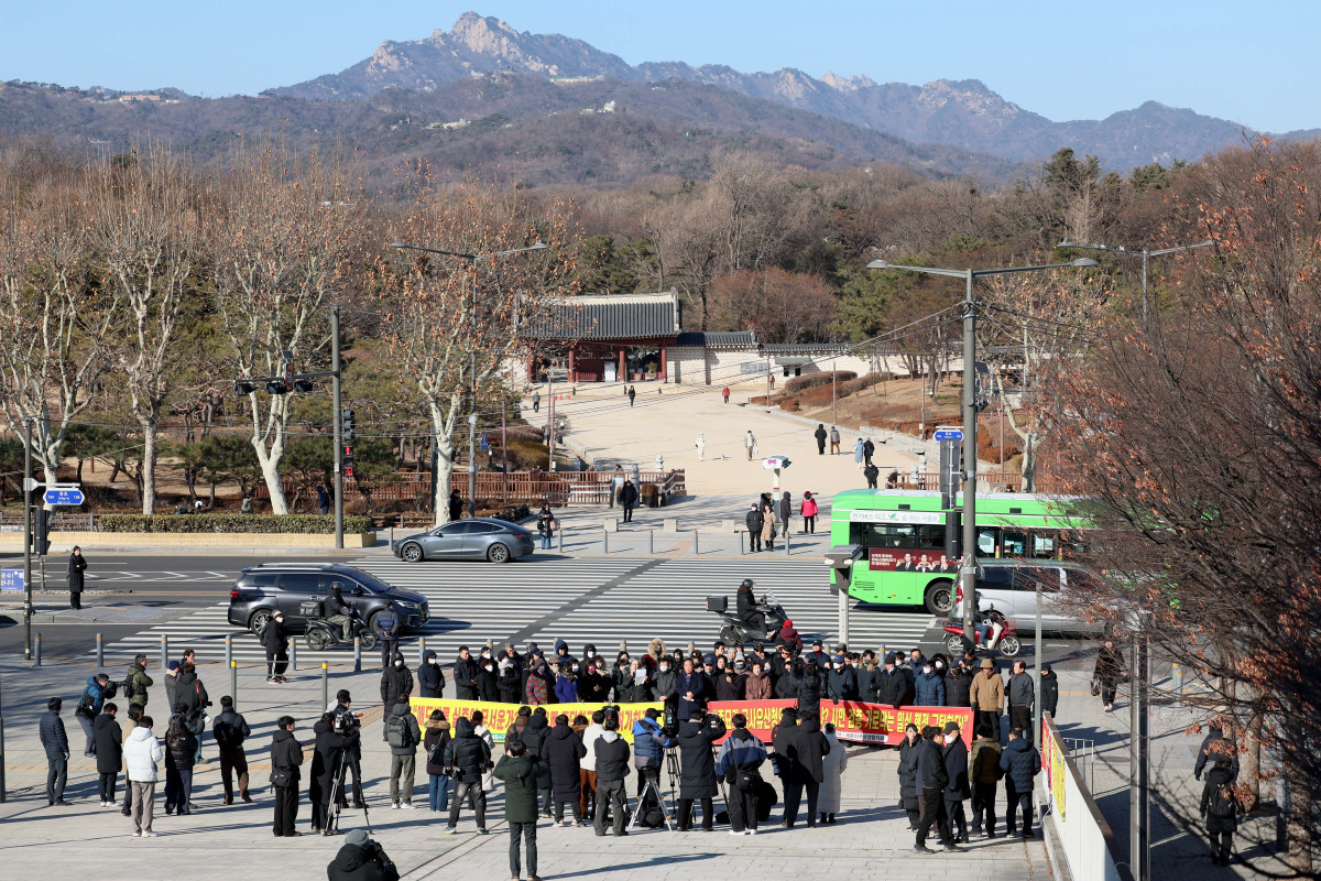 ▲세운4구역 주민대표회의 등 세운지구 일대 주민들이 8일 서울 종로구 세운상가 앞 다시세운광장에서 종묘 정전 상월대에서의 세운4구역 경관 시뮬레이션 검증 애드벌룬 촬영에 대한 국가유산청 불허가에 항의하는 집회를 갖고 있다. 신태현 기자 holjjak@