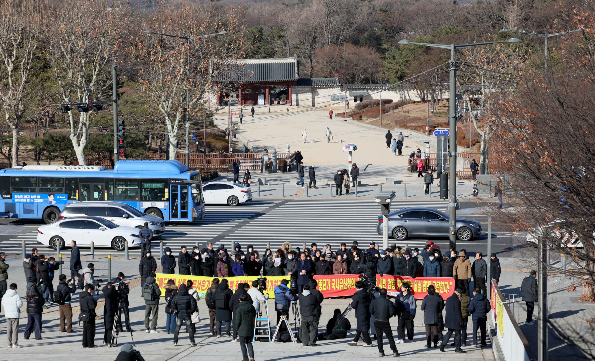 ▲세운4구역 주민대표회의 등 세운지구 일대 주민들이 8일 서울 종로구 세운상가 앞 다시세운광장에서 종묘 정전 상월대에서의 세운4구역 경관 시뮬레이션 검증 애드벌룬 촬영에 대한 국가유산청 불허가에 항의하는 집회를 갖고 있다. 신태현 기자 holjjak@