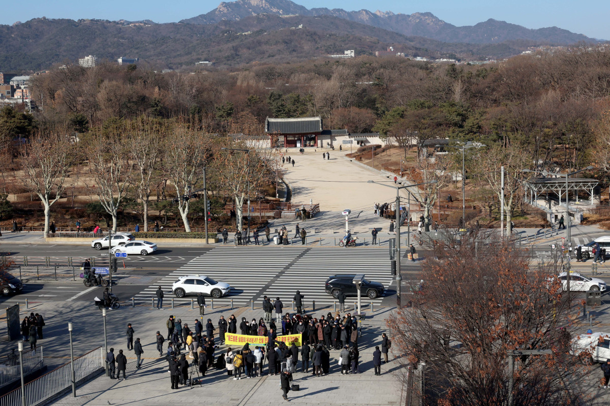 ▲세운4구역 주민대표회의 등 세운지구 일대 주민들이 8일 서울 종로구 세운상가 앞 다시세운광장에서 종묘 정전 상월대에서의 세운4구역 경관 시뮬레이션 검증 애드벌룬 촬영에 대한 국가유산청 불허가에 항의하는 집회를 갖고 있다. 신태현 기자 holjjak@