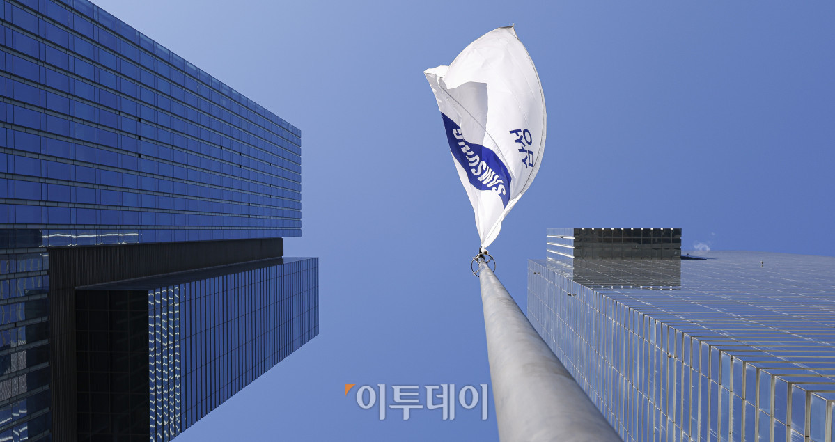 ▲서울 서초구 삼성전자 서초사옥 게양대에 걸린 삼성 깃발이 바람에 휘날리고 있다. (조현호 기자)