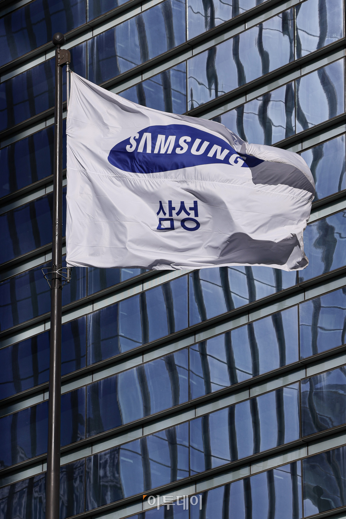 ▲삼성전자가 한국 기업 최초로 분기 영업이익 20조 원을 돌파한 것으로 발표한 8일 서울 서초구 삼성전자 서초사옥 게양대에 걸린 삼성 깃발이 바람에 휘날리고 있다. 삼성전자는 이날 지난해 4분기 연결 기준 잠정 실적으로 매출액 93조 원, 영업이익 20조 원을 발표했다. 매출은 전년 4분기(75조7900억원) 대비 22.71% 늘었고, 영업이익은 같은 기간 6조4900억원에서 208.17% 증가했다. 모두 역대 최고치인 매출(지난해 3분기 86조600억원), 영업이익(2018년 3분기 17조5700억원)을 웃도는 수준이다.