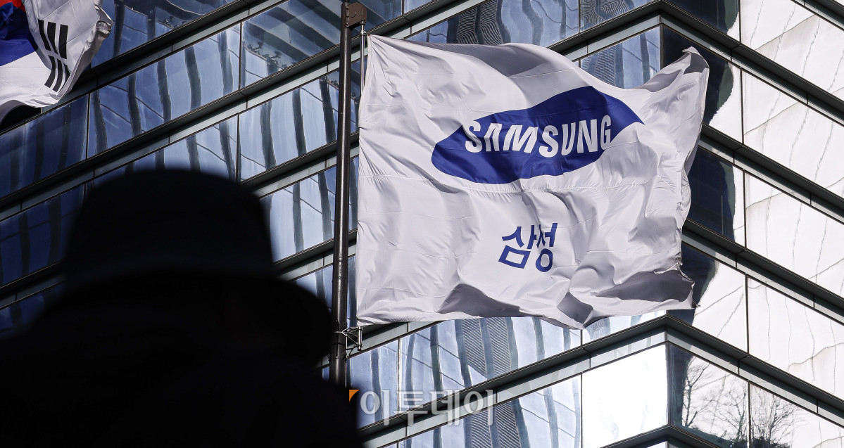 ▲삼성전자가 한국 기업 최초로 분기 영업이익 20조 원을 돌파한 것으로 발표한 8일 서울 서초구 삼성전자 서초사옥 게양대에 걸린 삼성 깃발이 바람에 휘날리고 있다. 삼성전자는 이날 지난해 4분기 연결 기준 잠정 실적으로 매출액 93조 원, 영업이익 20조 원을 발표했다. 매출은 전년 4분기(75조7900억원) 대비 22.71% 늘었고, 영업이익은 같은 기간 6조4900억원에서 208.17% 증가했다. 모두 역대 최고치인 매출(지난해 3분기 86조600억원), 영업이익(2018년 3분기 17조5700억원)을 웃도는 수준이다.