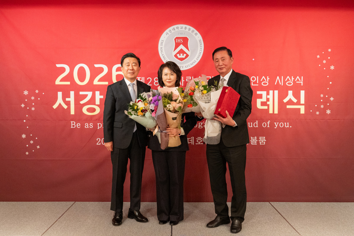 ▲제28회 ‘자랑스러운 서강인상’을 수상한 노상범(국문 73), 이인영(영문 74) 동문 부부.  (사진=서강대 )