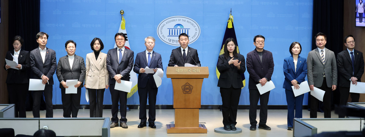 ▲더불어민주당 김용민 의원을 비롯해 조국혁신당·사회민주당·진보당·기본소득당 및 무소속 소속 '바람직한 검찰개혁을 준비하는 의원 모임' 의원들이 8일 국회 소통관에서 바람직한 검찰개혁 추진을 위한 기자회견을 하고 있다. (사진=연합뉴스)