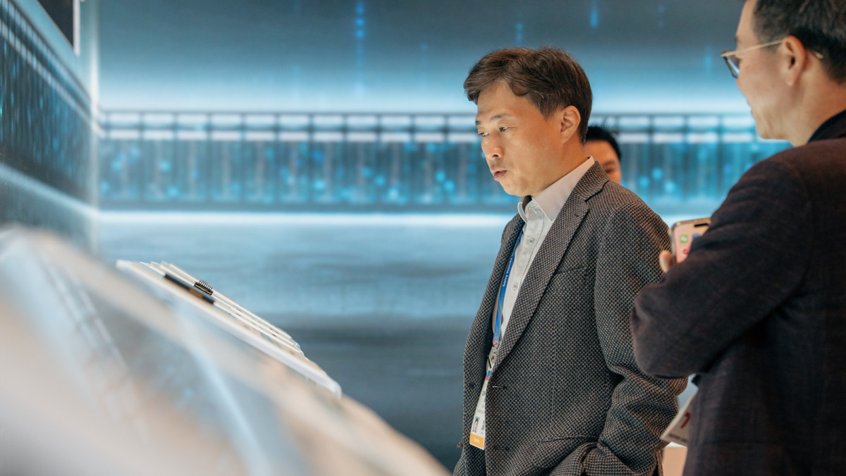 ▲곽노정 대표이사 사장(가장 왼쪽)이 CES 2026 SK하이닉스 전시 부스를 둘러보고 있다. (사진=SK하이닉스)