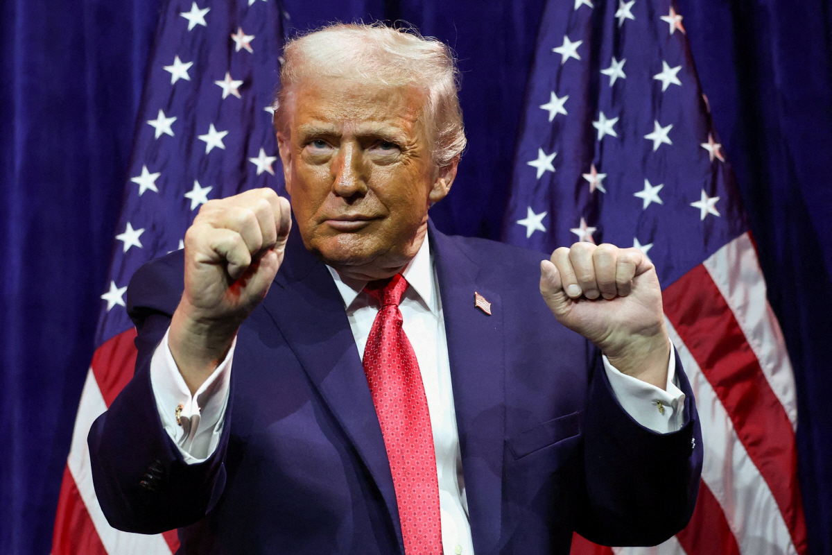 ▲도널드 트럼프 미국 대통령이 6일(현지시간) 기자회견을 준비하고 있다. (워싱턴D.C./로이터연합뉴스)