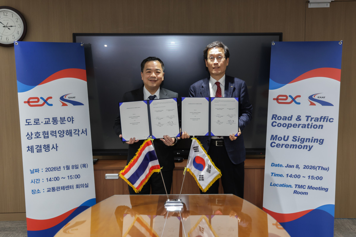 ▲8일 도로·교통분야 상호협력을 위한 양해각서 체결식에서 함진규 한국도로공사 사장(오른쪽)과 수라쳇 라오풀숙(Surachet Laopulsuk)태국 고속도로청장(왼쪽)이 기념 촬영을 하고 있다. (사진제공=한국도로공사)