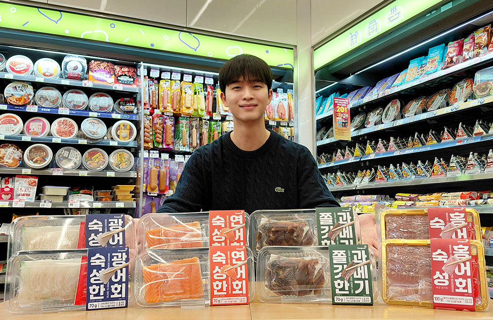 ▲편의점 CU 모델이 '1인용 소용량 회' 4종을 선보이고 있다. (사진제공=BGF리테일)