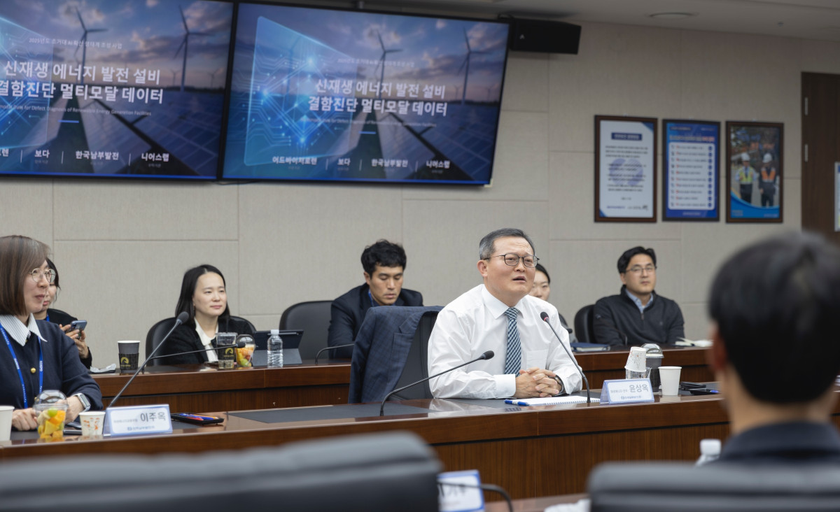 ▲한국남부발전 윤상옥 재생에너지본부장이 8일 부산 본사에서 열린 ‘2025년도 초거대 AI 확산 생태계 조성사업’ 완료보고회에서 관계자들에게 격려의 말을 전하고 있다. (사진제공=한국남부발전)