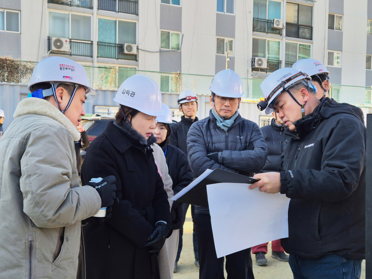 ▲유진선 용인특례시의회 의장이 신갈동 옛 기흥중학교 부지 다목적 체육시설 건립 현장에서 공정 현황을 직접 점검하고 있다. (용인특례시의회)