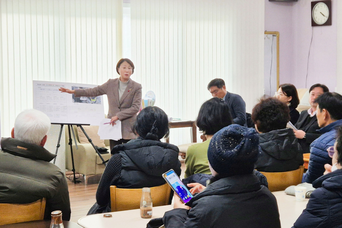 ▲유진선 의장이 하갈동 마을회관에서 도시계획도로 개설과 관련해 주민들의 의견을 청취하고 있다. (용인특례시의회)