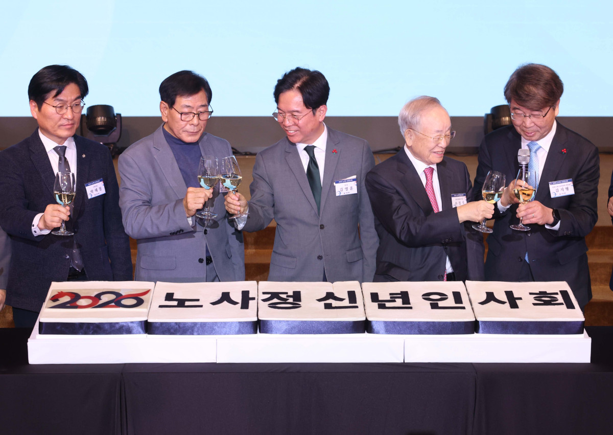 ▲김영훈 고용노동부 장관, 손경식 한국경영자총협회 회장, 김지형 경제사회노동위원회 위원장 등이 8일 서울 용산구 전쟁기념관에서 열린 ‘2026 노사정 신년인사회’에서 건배를 들고 있다. 신태현 기자 holjjak@