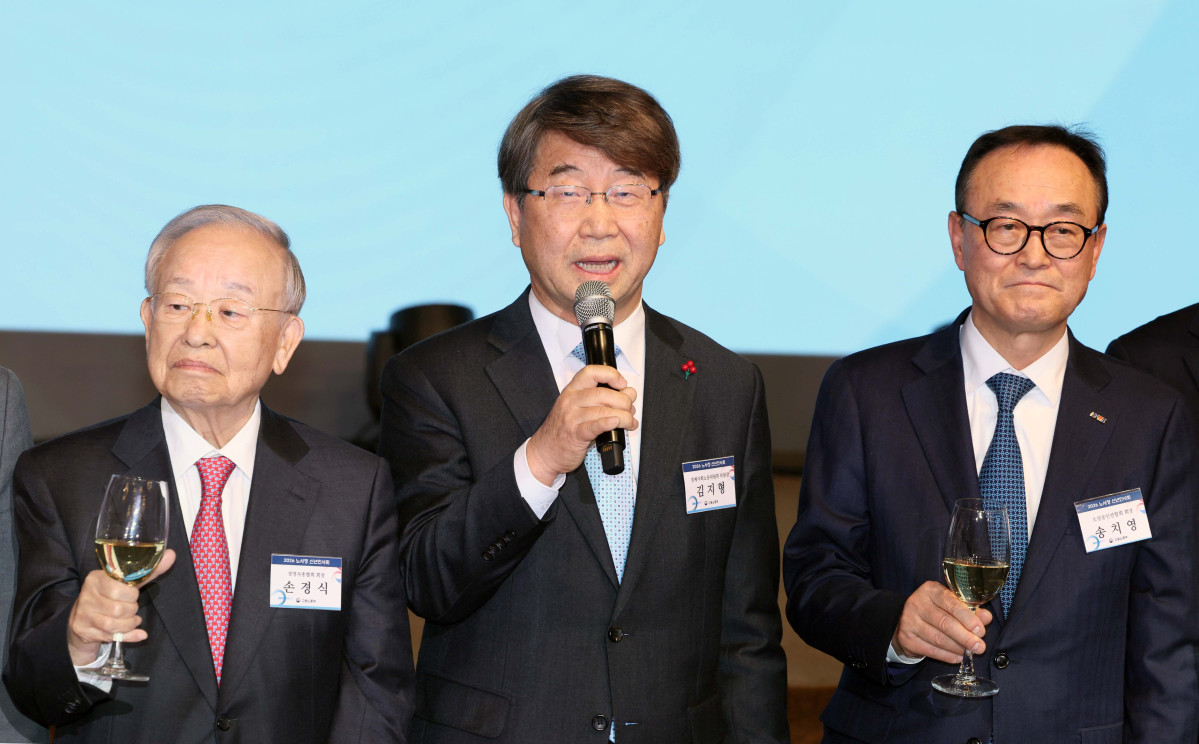 ▲김지형 경제사회노동위원회 위원장이 8일 서울 용산구 전쟁기념관에서 열린 ‘2026 노사정 신년인사회’에서 건배사를 하고 있다. 신태현 기자 holjjak@