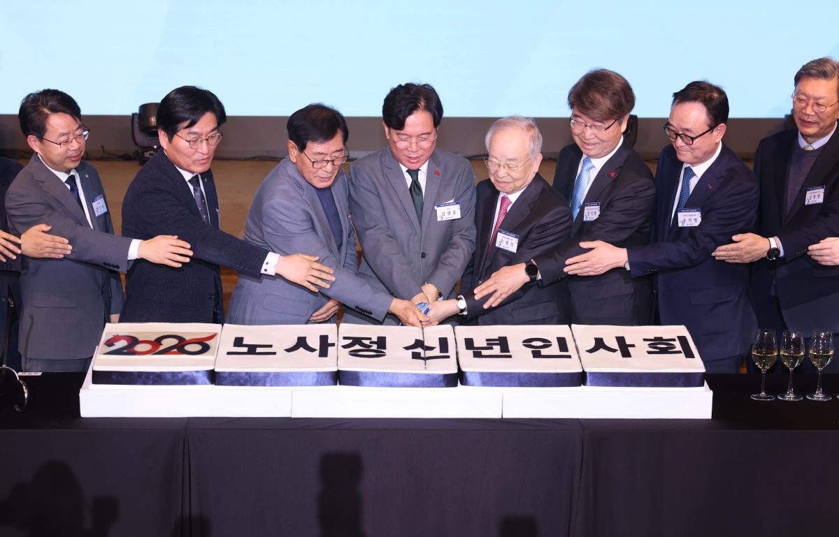 ▲김영훈 고용노동부 장관, 손경식 한국경영자총협회 회장, 김지형 경제사회노동위원회 위원장 등이 8일 서울 용산구 전쟁기념관에서 열린 ‘2026 노사정 신년인사회’에서 떡케이크를 자르고 있다. 신태현 기자 holjjak@