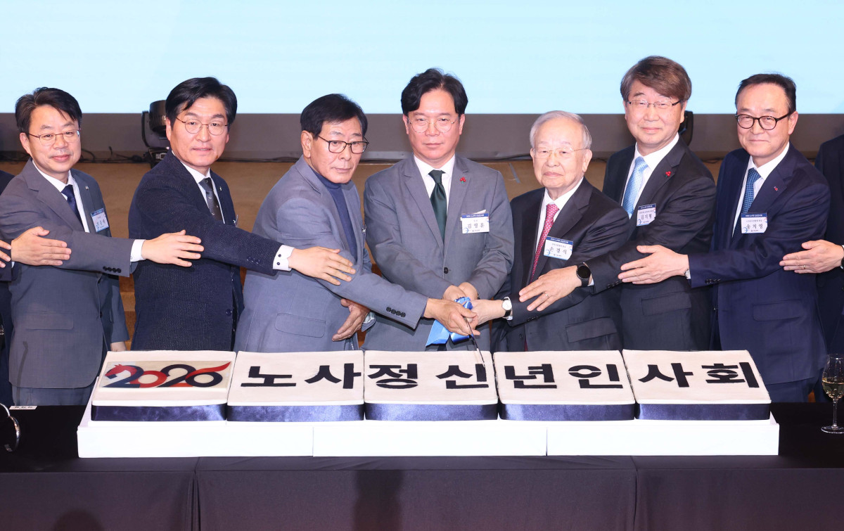 ▲김영훈 고용노동부 장관, 손경식 한국경영자총협회 회장, 김지형 경제사회노동위원회 위원장 등이 8일 서울 용산구 전쟁기념관에서 열린 ‘2026 노사정 신년인사회’에서 떡케이크를 자르고 있다. 신태현 기자 holjjak@