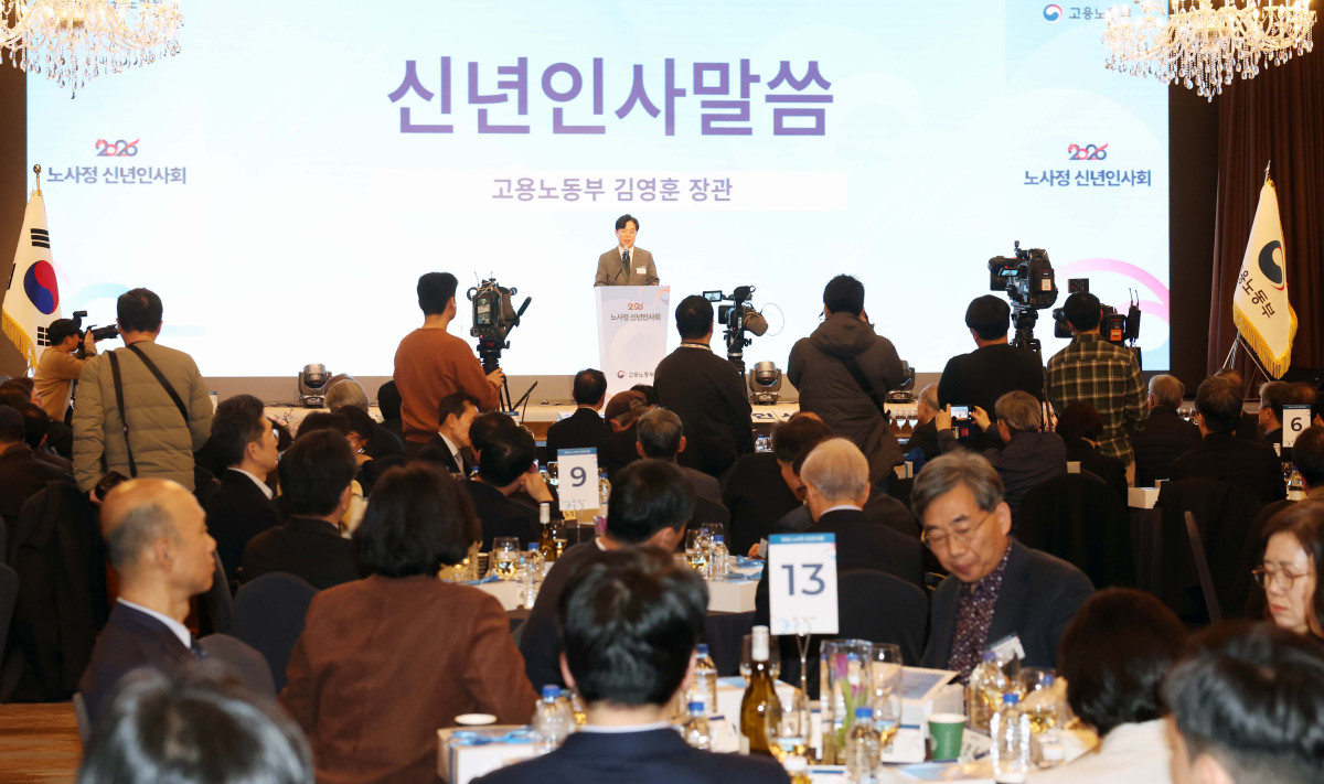 ▲김영훈 고용노동부 장관이 8일 서울 용산구 전쟁기념관에서 열린 ‘2026 노사정 신년인사회’에서 인사말을 하고 있다. 신태현 기자 holjjak@