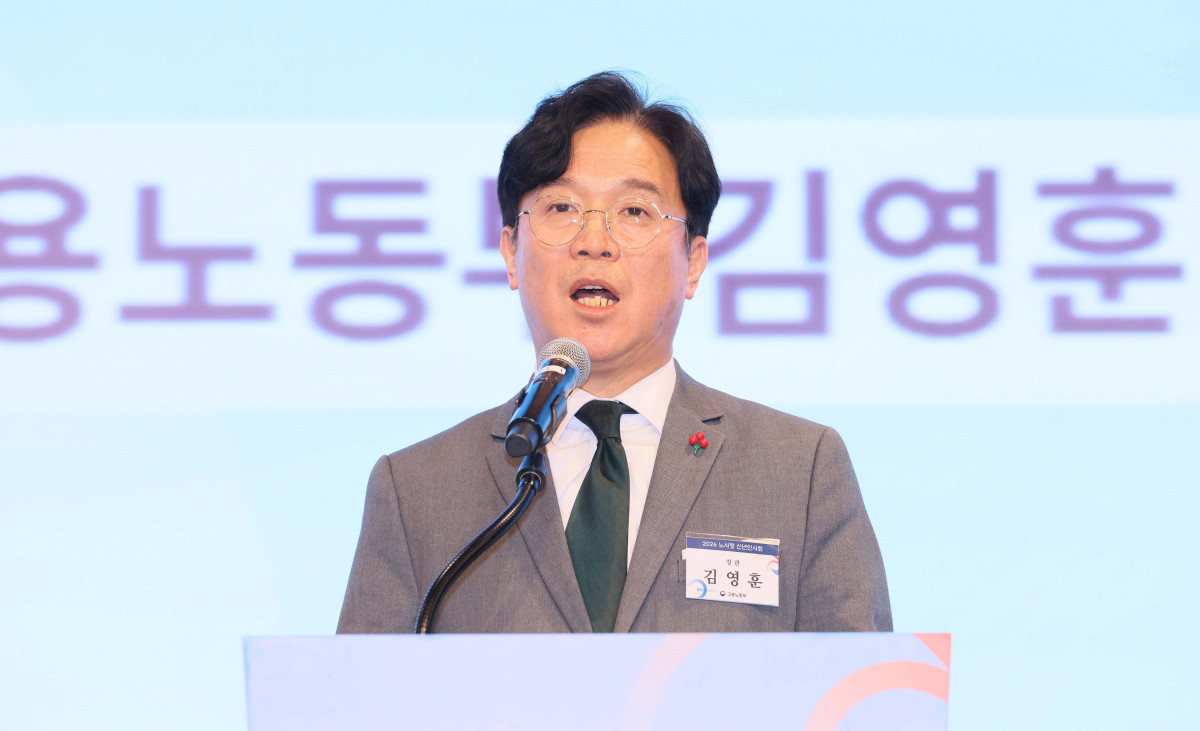 ▲김영훈 고용노동부 장관이 8일 서울 용산구 전쟁기념관에서 열린 ‘2026 노사정 신년인사회’에서 인사말을 하고 있다. 신태현 기자 holjjak@