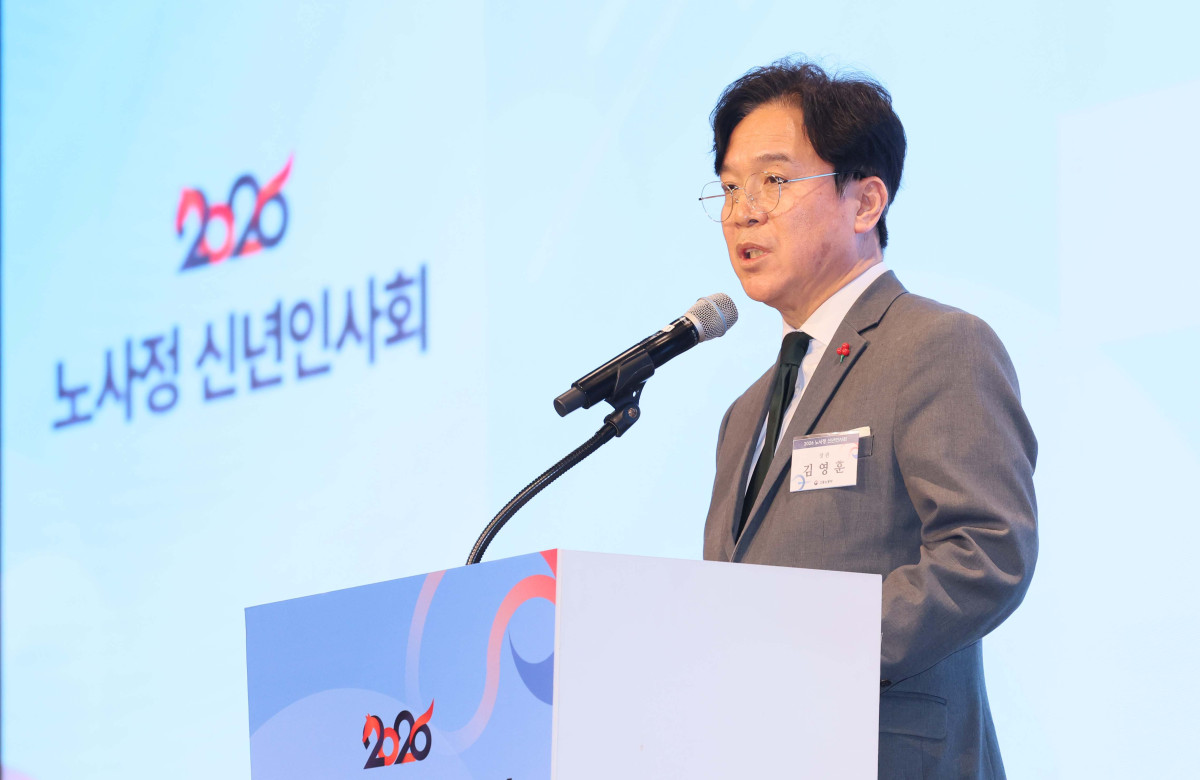 ▲김영훈 고용노동부 장관이 8일 서울 용산구 전쟁기념관에서 열린 ‘2026 노사정 신년인사회’에서 인사말을 하고 있다. 신태현 기자 holjjak@