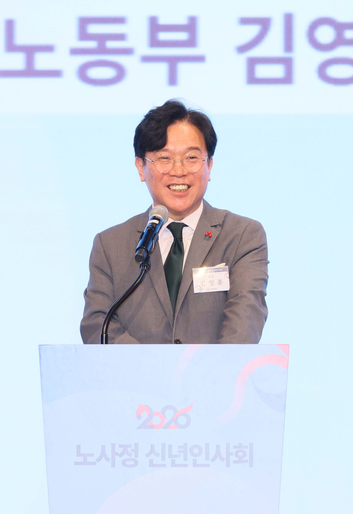 ▲김영훈 고용노동부 장관이 8일 서울 용산구 전쟁기념관에서 열린 ‘2026 노사정 신년인사회’에서 인사말을 하고 있다. 신태현 기자 holjjak@