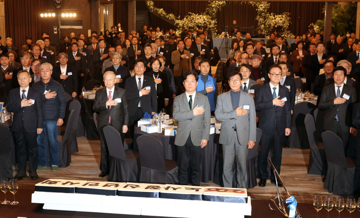 ▲김영훈 고용노동부 장관, 손경식 한국경영자총협회 회장, 김지형 경제사회노동위원회 위원장 등이 8일 서울 용산구 전쟁기념관에서 열린 ‘2026 노사정 신년인사회’에서 국민의례를 하고 있다. 신태현 기자 holjjak@