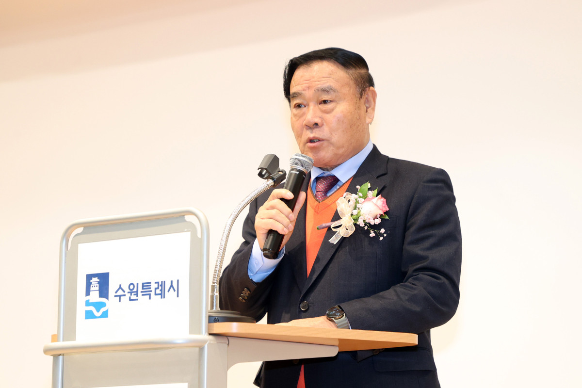 ▲수원시농수산물도매시장 관리동 대강당에서 열린 전국과실중도매인조합 연합회 수원시지회 연합회장 이·취임식에서 이재식 수원특례시의회 의장이 축사를 하고 있다. (수원특례시의회)