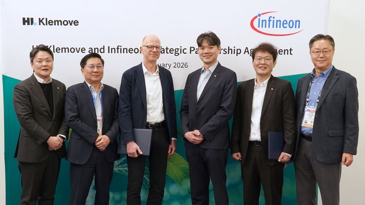 ▲피터 셰퍼(왼쪽 세 번째) 인피니언 오토모티브 사업부 부사장과 이윤행 HL클레무브 사장(네번째)이 파트너십 체결식에 참석했다. (사진=HL그룹)