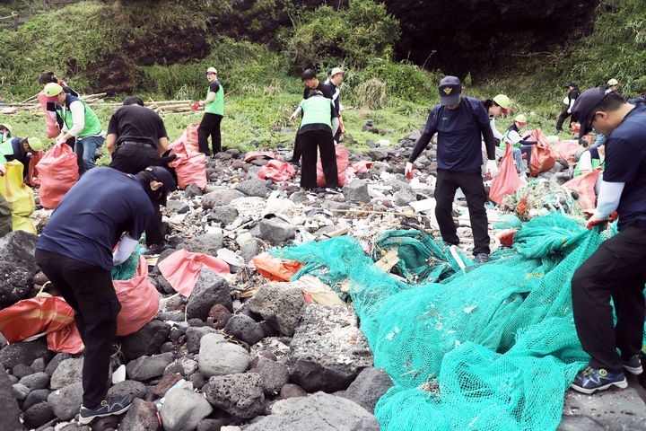 ▲제주시 한경면 차귀도에서 깨끗한 바다 환경을 위한 해양 정화 활동을 전개하고 있다. (사진제공= 제주해양경찰청)