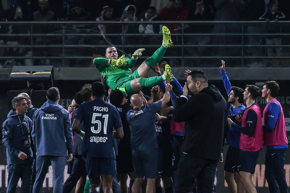 ▲프랑스 파리 생제르맹(PSG)의 프랑스 국적 골키퍼 뤼카 슈발리에(30번)가 8일(현지시간) 쿠웨이트시티 자베르 알-아흐마드 국제경기장에서 열린 프랑스 챔피언스 트로피(트로페 데 샹피옹)에서 올림피크 마르세유를 상대로 승부차기 끝에 우승을 차지한 뒤 동료 선수들에게 헹가래를 받고 있다. (AFP/연합뉴스)