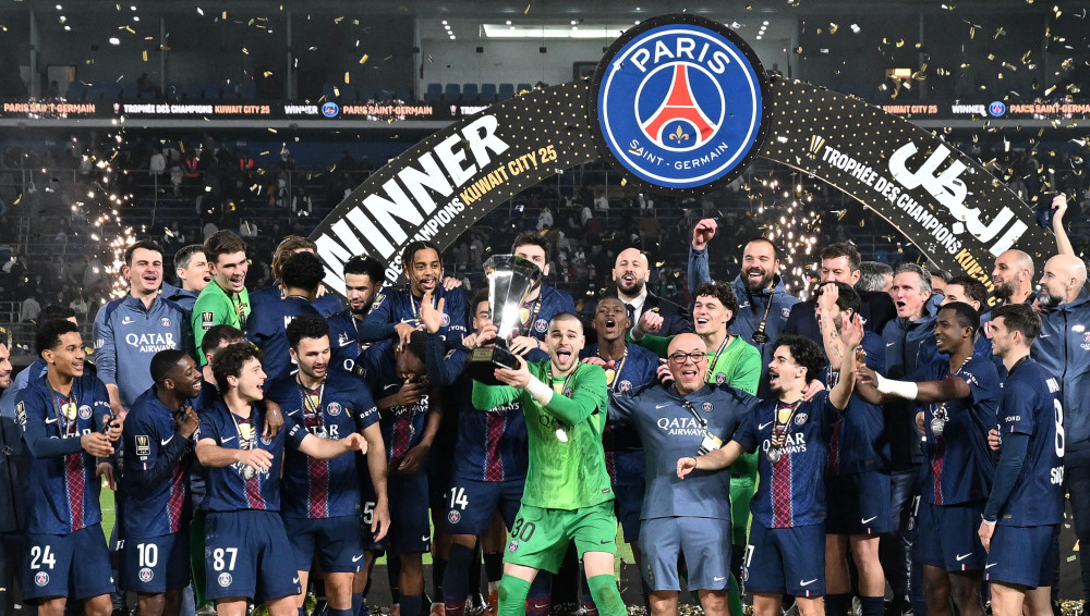 ▲프랑스 파리 생제르맹(PSG)의 프랑스 국적 골키퍼 뤼카 슈발리에(30번·가운데)가 8일(현지시간) 쿠웨이트시티 자베르 알-아흐마드 국제경기장에서 열린 프랑스 챔피언스 트로피(트로페 데 샹피옹)에서 올림피크 마르세유를 꺾고 우승한 뒤 동료 선수들과 함께 트로피를 들고 기뻐하고 있다. (AFP/연합뉴스)
