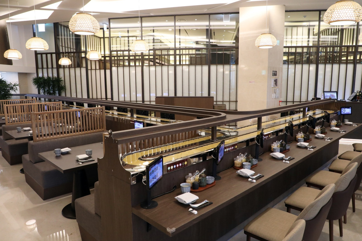 ▲하이원리조트 '린카' 회전초밥 존에 혼자 식사할 수 있도록 1인 좌석들이 배치돼 있다. (사진제공=강원랜드)