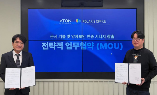 ▲폴라리스오피스는 9일 아톤과 ‘문서 기술 및 양자보안 인증 시너지 창출’을 위한 전략적 MOU를 체결했다. <왼쪽부터 우길수 아톤 대표, 이해석 폴라리스그룹 AI총괄> (사진제공 = 폴라리스오피스 )