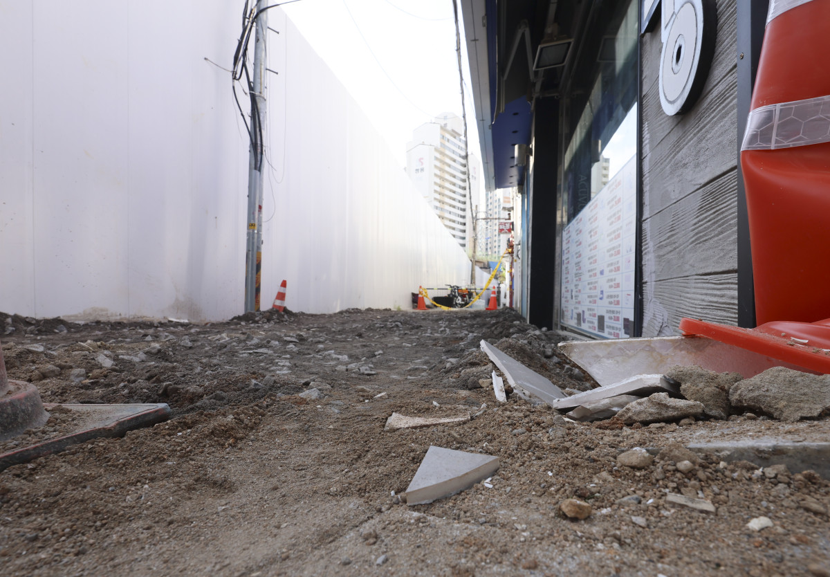 ▲지난 2024년 서울 동대문구 이문2동 복합청사 부설주차장 공사장 인근에 지반 침하가 발생한 가운데 지반 침하 여파로 옆 건물 외벽타일이 떨어져 깨져 있다. (뉴시스)