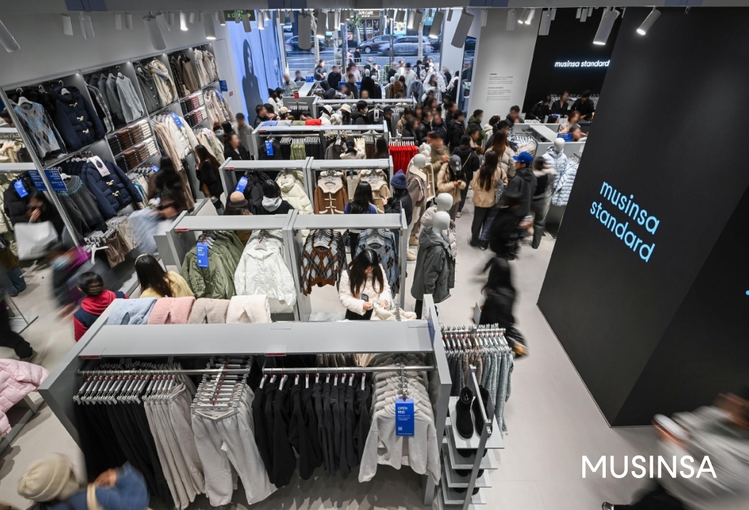 ▲무신사 스탠다드 상하이 화이하이 백성점이 방문객들로 북적이고 있다. (사진제공=무신사)