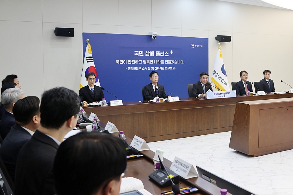 ▲박덕수 한국지역정보개발원 원장이 정부세종청사에서 열린 행정안전부 디지털·안전 분야 산하기관 업무보고에서 지방정부 AI 행정 전환 추진계획을 설명하고 있다. (한국지역정보개발원)