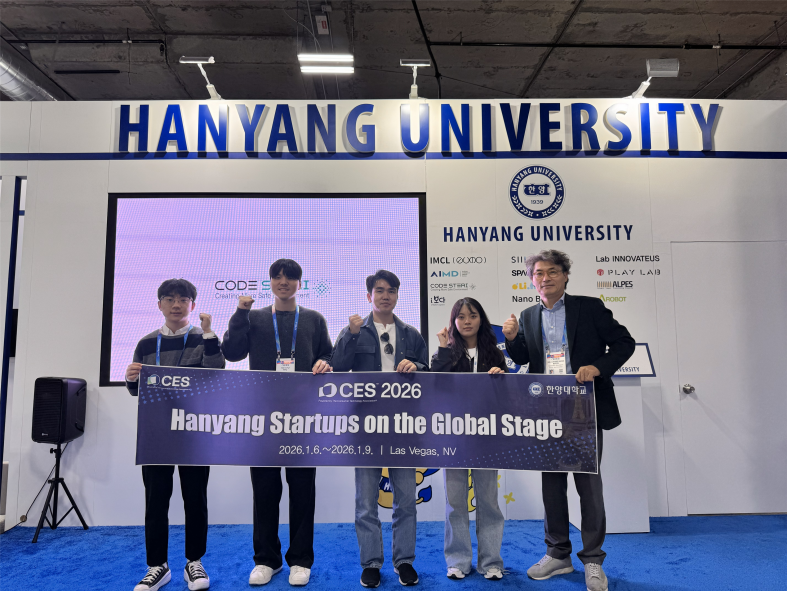 ▲류창완 한양대학교 창업지원단장(오른쪽에서 첫 번째)을 비롯한 학생창업자들이 미국 라스베이거스에서 개최된 CES 2026 한양대학교 부스 앞에서 기념 촬영을 하고 있다. (사진=한양대)