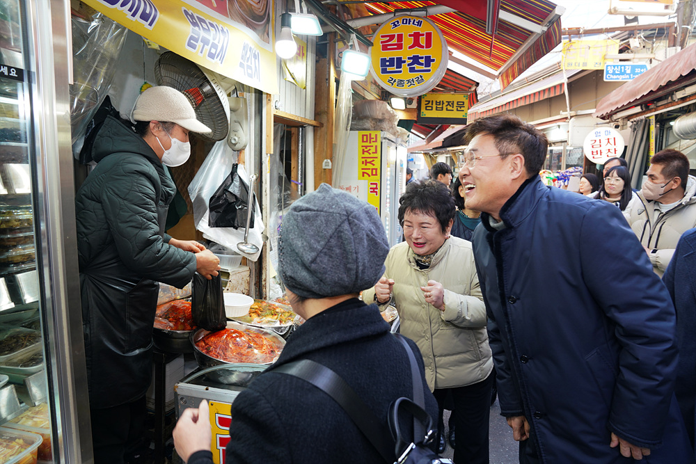 ▲지난해 설을 맞아 전통시장을 방문한 정문헌 종로구청장 (종로구청)