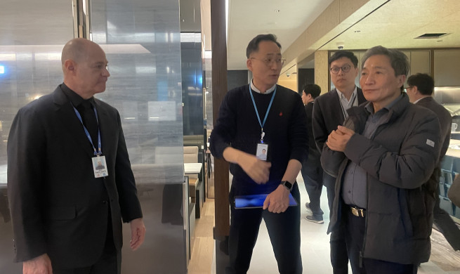 ▲이학재 인천국제공항공사 사장(사진 왼쪽)이 8일 아시아나항공의 제2여객터미널 이전에 대비해 체크인카운터 시설을 점검하고 있다. (사진제공=인천국제공항공사)