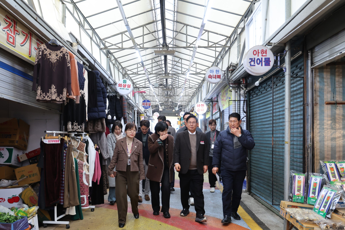 ▲아케이드 1차 보수공사를 마친 아현시장을 둘러보고 있는 박강수 마포구청장 (마포구청)