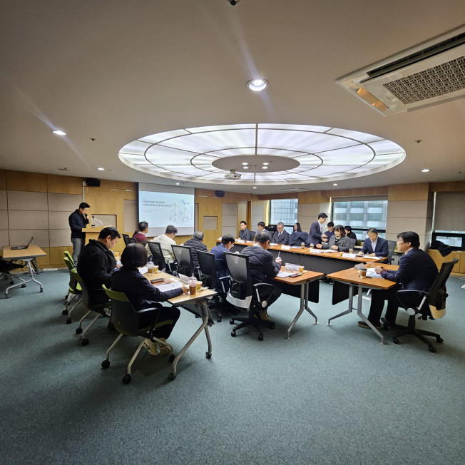 ▲8일 열린 ‘안전 관리 비용 적정 반영 및 스마트 안전 장비 활용 촉진 방안 연구 최종 보고회’ 참석자들이 연구 결과에 대한 논의를 진행하고 있다. (SH)