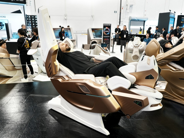 ▲7일(현지시간) 미국 라스베이거스에서 열린 세계 최대 가전·정보기술(IT) 전시회 'CES 2026'의 바디프랜드 부스에서 한 참관객이 ‘733’ 제품을 체험하고 있다.  (사진제공=바디프랜드)