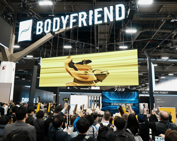 ▲7일(현지시간) 미국 라스베이거스에서 열린 세계 최대 가전·정보기술(IT) 전시회 'CES 2026'의 바디프랜드 부스에서 ‘733 댄스 퍼포먼스’ 세션을 보기 위해 참관객들이 몰려 있다.  (사진제공=바디프랜드 )