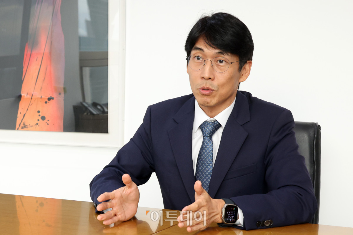 ▲ 김시주 ‘법무법인(유한) 충정’ 경영 총괄 대표 변호사가 2026년 병오년(丙午年) 새해를 맞아 서울 종로구 세종대로 광화문 빌딩으로 이전한 새 사무실에서 이투데이와 신년 인터뷰를 갖고 있다. (고이란 기자 photoeran@)