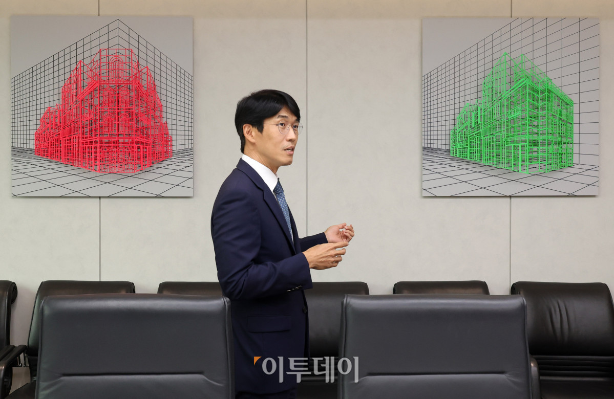 ▲ 김시주 ‘법무법인(유한) 충정’ 경영 총괄 대표 변호사가 2026년 병오년(丙午年) 새해를 맞아 진행한 본지와 신년 인터뷰를 통해 서울 종로구 세종대로 광화문 빌딩으로 이전한 새 사무실을 소개하고 있다. (고이란 기자 photoeran@)