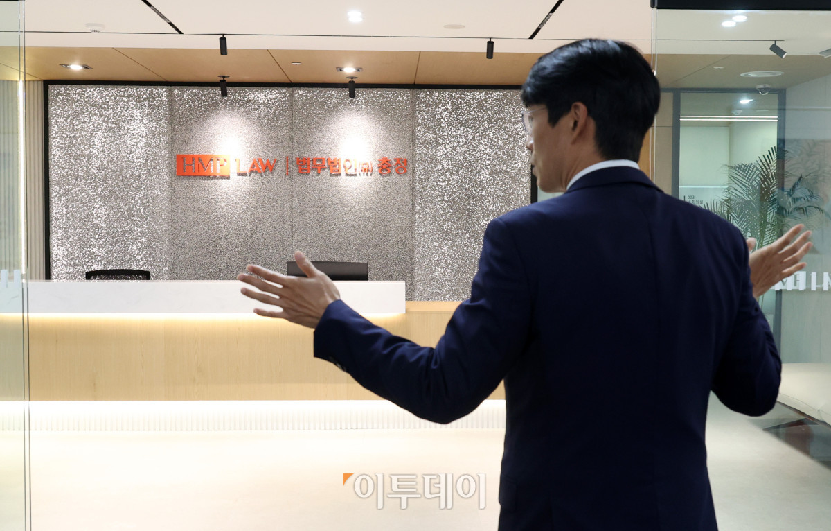 ▲ 김시주 ‘법무법인(유한) 충정’ 경영 총괄 대표 변호사가 2026년 병오년(丙午年) 새해를 맞아 진행한 본지와 신년 인터뷰를 통해 서울 종로구 세종대로 광화문 빌딩으로 이전한 새 사무실을 소개하고 있다. (고이란 기자 photoeran@)