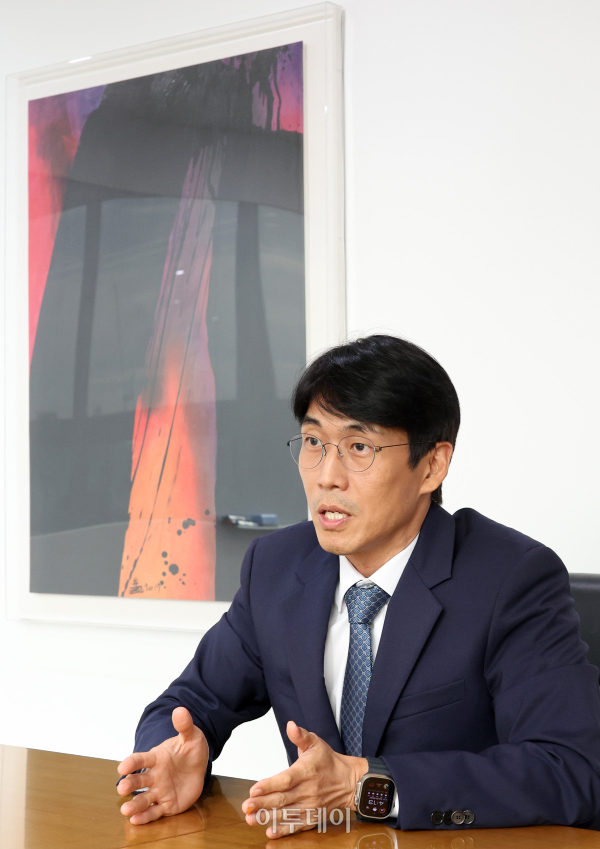 ▲ 김시주 ‘법무법인(유한) 충정’ 경영 총괄 대표 변호사가 2026년 병오년(丙午年) 새해를 맞아 서울 종로구 세종대로 광화문 빌딩으로 이전한 새 사무실에서 본지와 신년 인터뷰를 하고 있다. (고이란 기자 photoeran@)