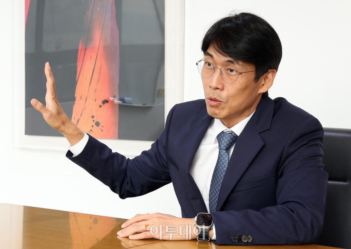 ▲ 김시주 ‘법무법인(유한) 충정’ 경영 총괄 대표 변호사가 2026년 병오년(丙午年) 새해를 맞아 서울 종로구 세종대로 광화문 빌딩으로 이전한 새 사무실에서 본지와 신년 인터뷰를 진행하고 있다. (고이란 기자 photoeran@)