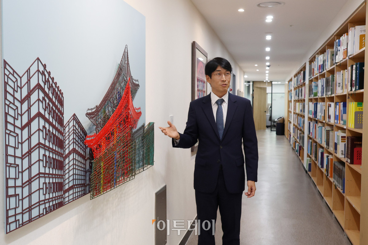 ▲ 김시주 ‘법무법인(유한) 충정’ 경영 총괄 대표 변호사가 2026년 병오년(丙午年) 새해를 맞아 진행한 본지와 신년 인터뷰를 통해 서울 종로구 세종대로 광화문 빌딩으로 이전한 새 사무실을 소개하고 있다. (고이란 기자 photoeran@)