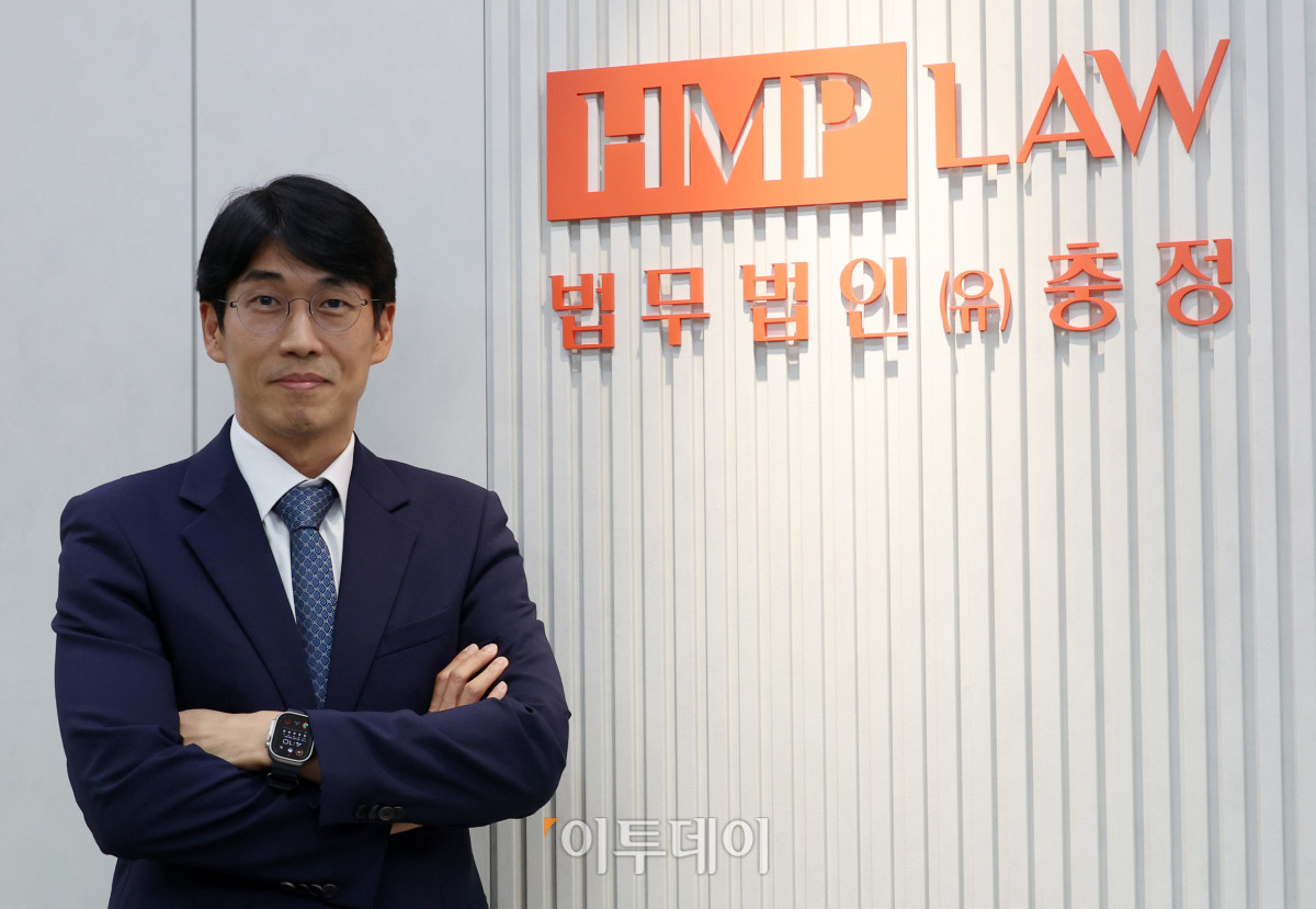 ▲ 김시주 ‘법무법인(유한) 충정’ 경영 총괄 대표 변호사가 2026년 병오년(丙午年) 새해를 맞아 서울 종로구 세종대로 광화문 빌딩으로 이전한 새 사무실에서 이투데이와 신년 인터뷰를 진행하기에 앞서 자세를 취하고 있다. (고이란 기자 photoeran@)